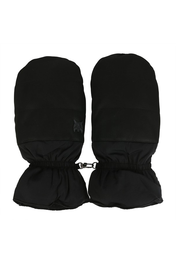 남성 패딩 핫팩 장갑 L11B4GV832_BK는 겨울철 보온을 위한 남성 및 남녀공용 벙어리장갑입니다. 블랙(BK) 색상의 무지 디자인으로, 캐주얼, 미니멀, 클래식 스타일의 의류에 매치하기 좋습니다. 나일론, 폴리우레탄, 폴리에스터 소재를 사용하여 방풍 기능을 갖췄으며, 내부에는 핫팩을 수납할 수 있어 추운 날씨에도 따뜻함을 유지해 줍니다. 패딩 처리와 손목 밴딩, 연결 고리 디테일로 보온성을 높였으며, 겨울철 일상생활에 유용하게 활용할 수 있습니다.
