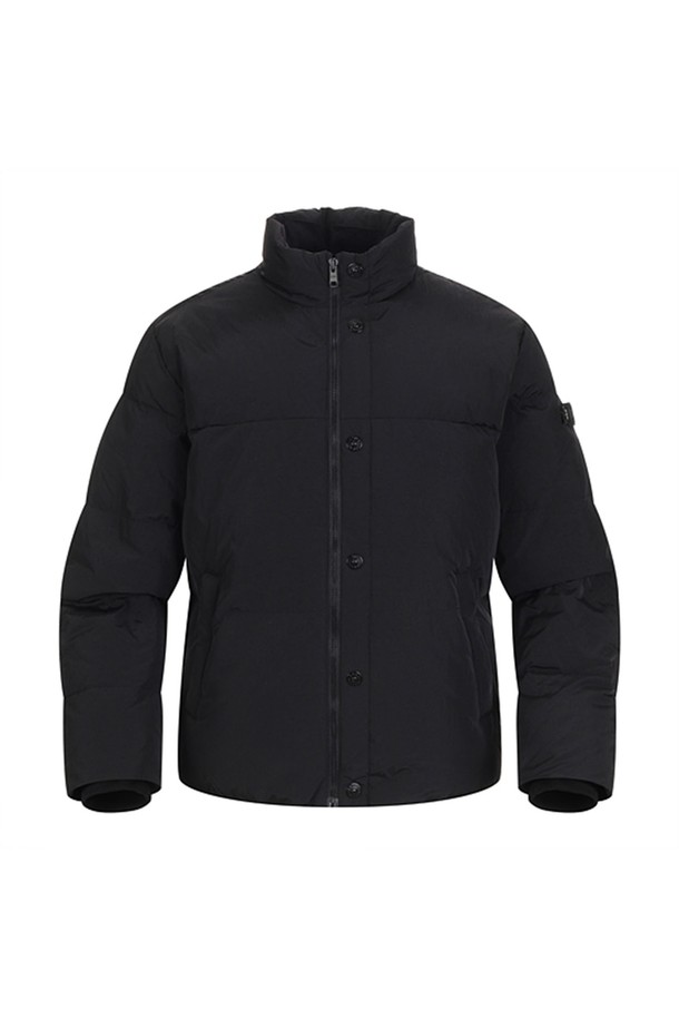 남성용 지퍼스냅 헤비 덕다운 점퍼 L11B4JD214_BK는 겨울철 골프 활동에 적합한 남성용 아우터입니다. 스포티하면서도 베이직한 스타일의 무지 디자인으로, 레귤러 핏과 긴소매 기장을 갖추었습니다. 두꺼운 두께감으로 보온성을 높였으며, 덕다운과 폴리에스테르 소재를 사용하여 편안함을 제공합니다. 하이넥 디자인과 로고 패치가 특징이며, 집업 및 스냅 여밈 방식으로 편리하게 착용 가능합니다.
