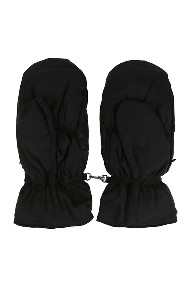 남성 패딩 핫팩 장갑 L11B4GV832_BK는 겨울철 보온을 위한 남성 및 남녀공용 벙어리장갑입니다. 블랙(BK) 색상의 무지 디자인으로, 캐주얼, 미니멀, 클래식 스타일의 의류에 매치하기 좋습니다. 나일론, 폴리우레탄, 폴리에스터 소재를 사용하여 방풍 기능을 갖췄으며, 내부에는 핫팩을 수납할 수 있어 추운 날씨에도 따뜻함을 유지해 줍니다. 패딩 처리와 손목 밴딩, 연결 고리 디테일로 보온성을 높였으며, 겨울철 일상생활에 유용하게 활용할 수 있습니다.

