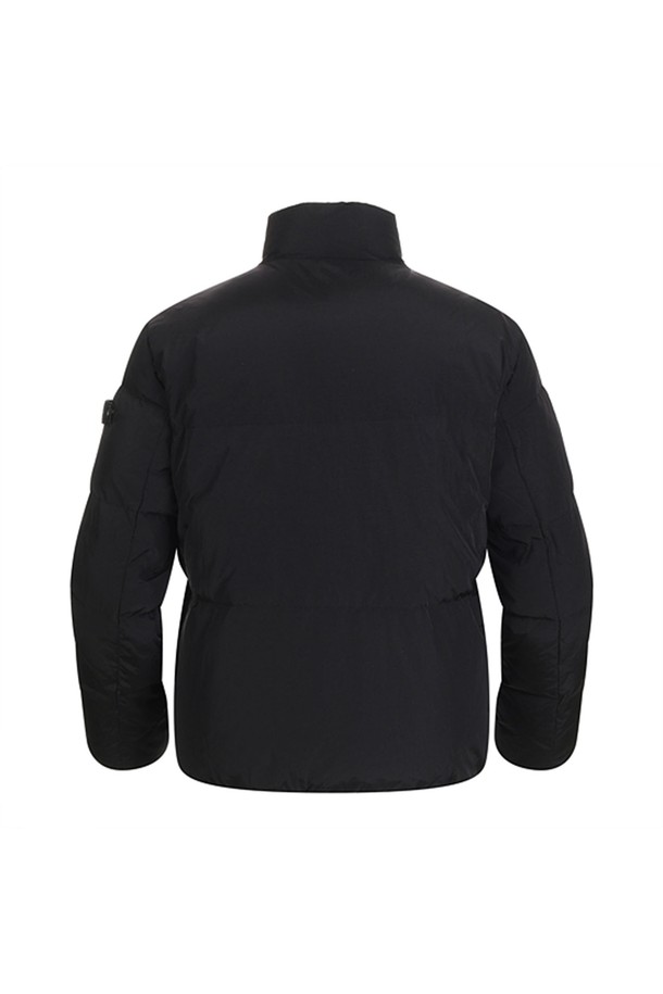 남성용 지퍼스냅 헤비 덕다운 점퍼 L11B4JD214_BK는 겨울철 골프 활동에 적합한 남성용 아우터입니다. 스포티하면서도 베이직한 스타일의 무지 디자인으로, 레귤러 핏과 긴소매 기장을 갖추었습니다. 두꺼운 두께감으로 보온성을 높였으며, 덕다운과 폴리에스테르 소재를 사용하여 편안함을 제공합니다. 하이넥 디자인과 로고 패치가 특징이며, 집업 및 스냅 여밈 방식으로 편리하게 착용 가능합니다.
