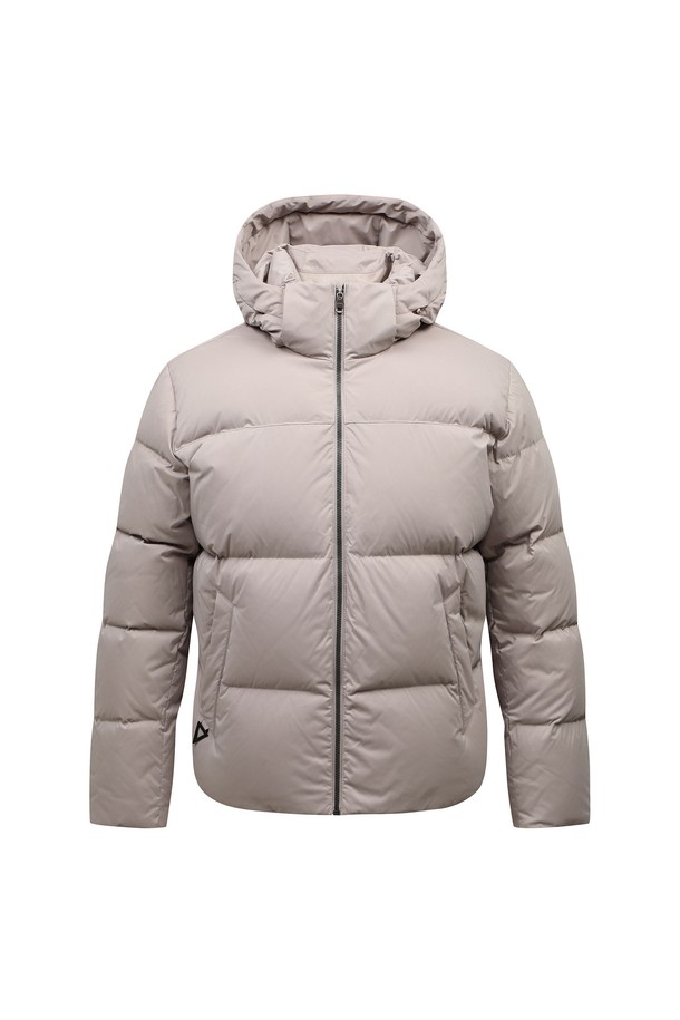 남성 헤비 덕다운 후드 점퍼 L11C4JD211_BG는 겨울철 추위로부터 당신을 보호해 줄 남성용 아우터입니다. 베이지 색상의 무지 디자인으로 스포티, 캐주얼, 미니멀 스타일을 모두 소화할 수 있으며, 골프 및 일상생활에서 활용하기 좋습니다. 넉넉한 오버핏에 후드, 방풍, 보온 기능을 갖춰 따뜻하고 편안한 착용감을 제공합니다. 부드러운 촉감의 덕다운 소재와 긴 소매 기장으로, 보온성을 극대화한 겨울철 필수 아이템입니다. 집업 방식의 패딩 점퍼로, 손쉽게 착용 가능하며 레귤러 기장으로 다양한 하의와 매치하기 용이합니다.
