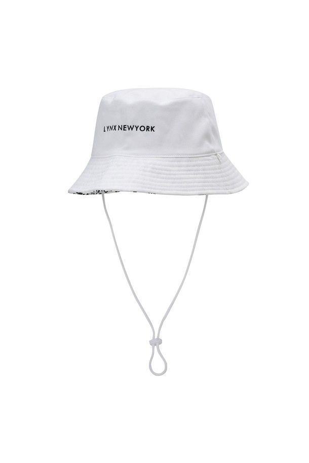 남성 그래픽 리버서블 벙거지 L11C3CP606_WH는 골프 및 일상용으로 활용 가능한 화이트 컬러의 벙거지 모자입니다. 봄, 여름 시즌에 적합하며, 폴리에스터 소재로 제작되어 가볍고 쾌적한 착용감을 제공합니다. 챙 넓이는 6.5cm이며, 슬라이드 그래픽 패턴과 리버서블 디자인으로 다양한 스타일을 연출할 수 있습니다. 안감이 있어 착용감이 좋으며, 신축성이 약간 있어 편안한 활동성을 보장합니다. 사이즈 조절 기능으로 더욱 안정적인 핏을 선사합니다.
