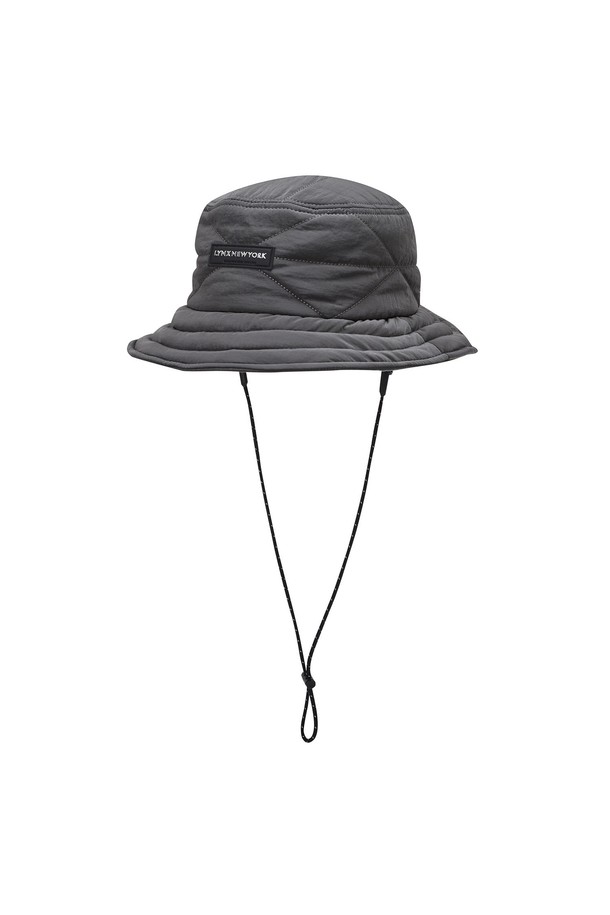 남성 마름모 스티치 패딩 벙거지 L11C4CP613_DG는 겨울철 골프 라운딩을 위한 기능성과 스타일을 모두 갖춘 모자입니다. 다크그레이 컬러의 부드러운 패딩 소재로 제작되어 깊은 깊이와 넓은 챙으로 보온성을 높였습니다. 마름모 스티치 디자인과 스티치 장식이 캐주얼, 클래식, 미니멀 스타일의 골프룩에 세련된 포인트를 더합니다. 두꺼운 두께감으로 추운 날씨에도 따뜻하게 착용할 수 있으며, 패딩 벙거지 디자인으로 편안한 착용감을 제공합니다.
