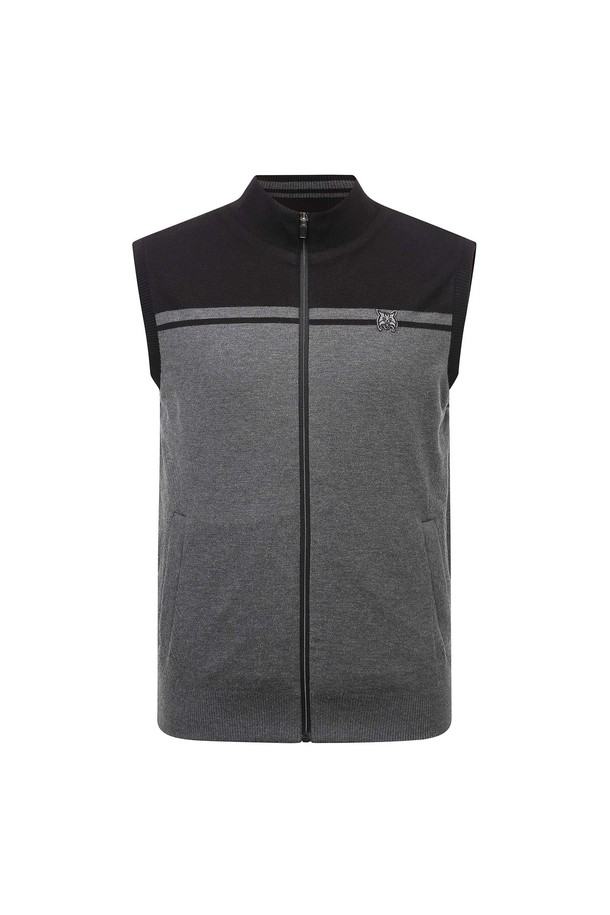 남성 등판 다운 오픈 베스트 L11C4SV114_MG는 가을, 겨울 시즌 골프룩을 위한 스포티하고 미니멀한 스타일의 베스트입니다. 그레이와 블랙 두 가지 색상으로 출시되었으며, 부드러운 폴리에스터 소재와 두꺼운 두께감으로 보온성을 높였습니다. 민소매 디자인으로 활동성을 보장하며, 등판에 다운 충전재를 사용하여 추운 날씨에도 따뜻하게 라운딩을 즐길 수 있습니다. 집업 여밈 방식과 레귤러핏으로 편안한 착용감을 제공합니다.
