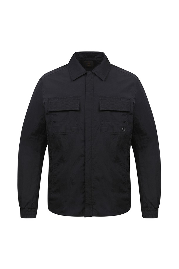 남성 원단믹스 셔켓 점퍼 L11C3JP204_BK는 봄, 가을 시즌에 착용하기 좋은 블랙 컬러의 남성용 셔켓 점퍼입니다. 나일론과 폴리에스테르 혼방 소재로 제작되어 가볍고 활동적인 착용감을 제공하며, 신축성 있는 소재로 편안함을 더했습니다. 스포티한 무드를 연출하며 골프, 일상 등 다양한 TPO에 활용 가능합니다. 레귤러핏에 집업 스타일로 간편하게 착용할 수 있으며, 원단 믹스와 안감 디테일로 디자인 완성도를 높였습니다. 무지 디자인으로 미니멀하고 캐주얼한 스타일을 연출하기 좋습니다.
