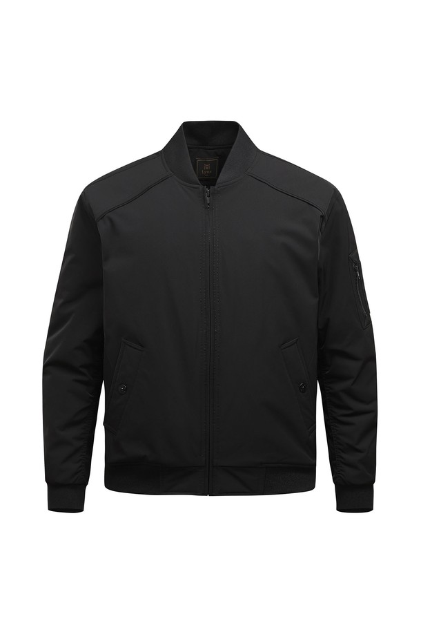 남성용 '안사시' 패딩 봄버 점퍼 L11C3JP208_BK 입니다. 봄 시즌에 적합하며, 골프 및 일상에서 모두 활용 가능합니다. 블랙 색상의 무지 디자인으로, 스포티와 캐주얼 스타일을 동시에 연출할 수 있습니다. 얇은 두께의 나일론 소재를 사용하여 부드러운 촉감을 제공하며, 레귤러핏으로 편안하게 착용 가능합니다. 집업 스타일의 긴 소매 점퍼로, 미니멀한 스타일을 선호하는 남성분들에게 추천합니다.
