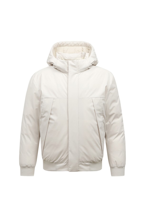 남성 블루종 헤비 덕다운 점퍼 L11C4JD214_IV는 겨울철 라운딩과 일상에서 모두 활용하기 좋은 남성용 아우터입니다. 아이보리/화이트 색상의 무지 디자인으로, 스포티, 캐주얼, 베이직 스타일을 연출할 수 있습니다. 넉넉한 두께감의 헤비 다운 충전재와 부드러운 촉감으로 뛰어난 보온성을 제공합니다. 집업과 스냅 여밈 방식, 레귤러핏, 후드, 시보리(리브) 디테일이 특징이며, 긴소매 기장으로 활동성을 높였습니다. 
