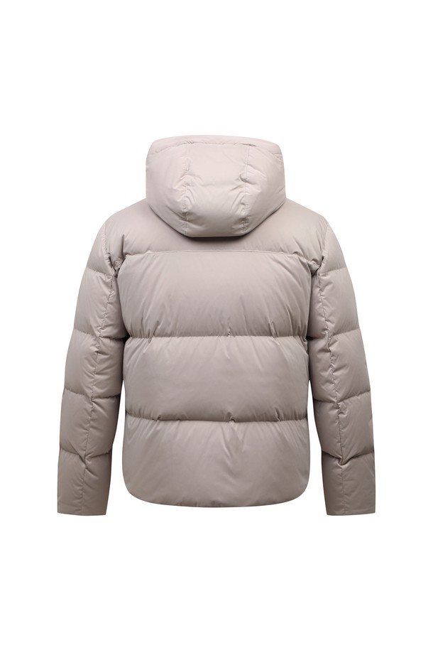 남성 헤비 덕다운 후드 점퍼 L11C4JD211_BG는 겨울철 추위로부터 당신을 보호해 줄 남성용 아우터입니다. 베이지 색상의 무지 디자인으로 스포티, 캐주얼, 미니멀 스타일을 모두 소화할 수 있으며, 골프 및 일상생활에서 활용하기 좋습니다. 넉넉한 오버핏에 후드, 방풍, 보온 기능을 갖춰 따뜻하고 편안한 착용감을 제공합니다. 부드러운 촉감의 덕다운 소재와 긴 소매 기장으로, 보온성을 극대화한 겨울철 필수 아이템입니다. 집업 방식의 패딩 점퍼로, 손쉽게 착용 가능하며 레귤러 기장으로 다양한 하의와 매치하기 용이합니다.
