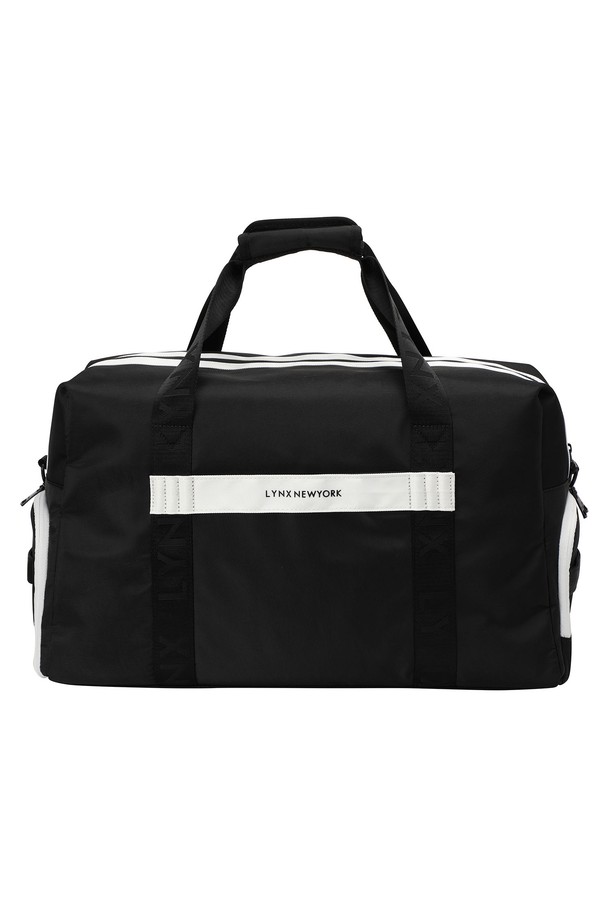 남성용 아웃 투포켓 보스턴백 L11C3BB631_BK는 라지 사이즈의 블랙 컬러 나일론 소재 보스턴백입니다. 무지 패턴의 사각 모양으로, 투포켓 디자인과 지퍼형 잠금 방식을 갖춰 실용성을 더했습니다. 골프룩과 여행룩에 잘 어울리며, 미니멀하고 클래식한 스타일을 연출합니다. 손잡이가 있어 편안하게 들 수 있는 실용적인 가방입니다. 골프 활동에 유용하게 사용 가능한 제품입니다.
