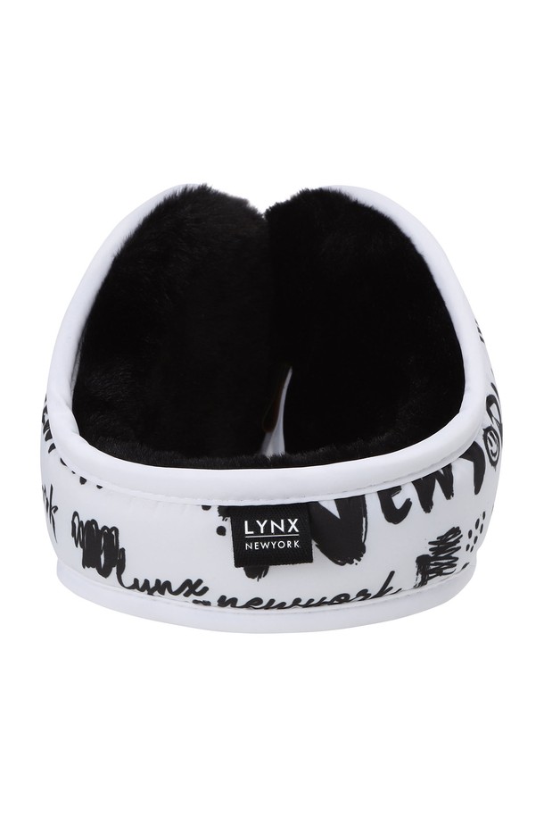 남성 우븐 패딩 그래피티 귀마개 L11C3AC621_WH는 겨울철 보온을 위한 남성용 귀마개입니다. 우븐 소재에 두꺼운 패딩 디자인으로 제작되어 뛰어난 보온성을 제공하며, 그래피티 패턴이 캐주얼, 미니멀, 고프코어 스타일을 연출합니다. 귀를 보호하여 추운 날씨에도 따뜻하고 편안하게 산책룩을 즐길 수 있습니다. 화이트 컬러로 다양한 의상에 매치하기 용이합니다.
