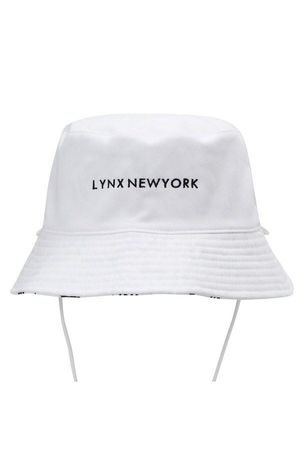 남성 그래픽 리버서블 벙거지 L11C3CP606_WH는 골프 및 일상용으로 활용 가능한 화이트 컬러의 벙거지 모자입니다. 봄, 여름 시즌에 적합하며, 폴리에스터 소재로 제작되어 가볍고 쾌적한 착용감을 제공합니다. 챙 넓이는 6.5cm이며, 슬라이드 그래픽 패턴과 리버서블 디자인으로 다양한 스타일을 연출할 수 있습니다. 안감이 있어 착용감이 좋으며, 신축성이 약간 있어 편안한 활동성을 보장합니다. 사이즈 조절 기능으로 더욱 안정적인 핏을 선사합니다.
