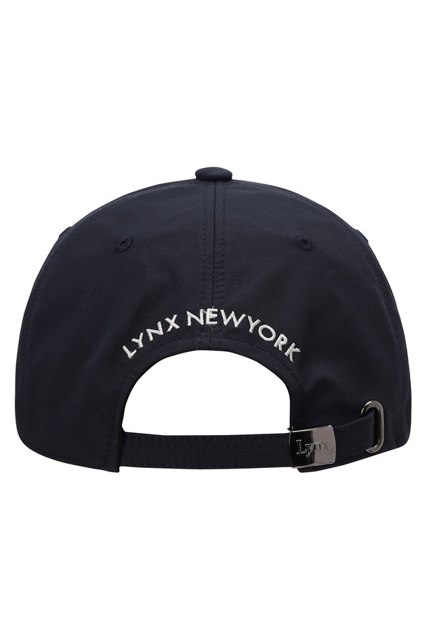 남성 링스라인 베이직 볼캡 L11C3CP601_NA는 네이비 컬러의 면 소재 볼캡입니다. 골프 및 일상에서 착용하기 좋으며, 봄, 여름, 가을에 적합합니다. 모자 깊이는 일반적이며 부드러운 촉감과 일반 챙 넓이를 제공합니다. 링스라인 시리즈로, 로고 자수 디테일이 돋보이는 캐주얼, 미니멀, 클래식 스타일의 베이직한 디자인입니다. 사이즈 조절이 가능합니다.
