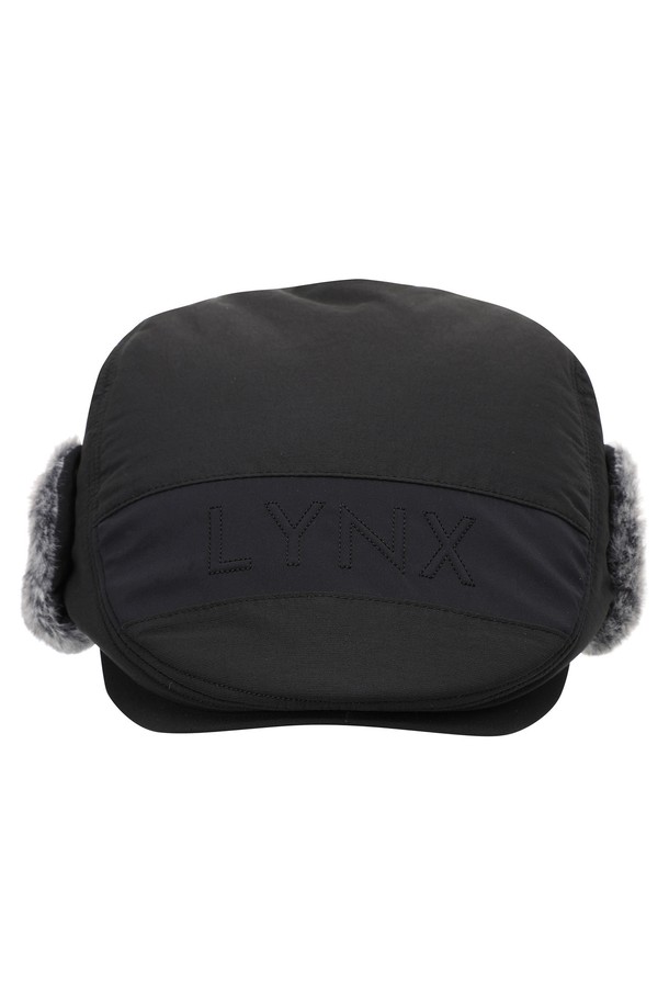 남성용 입체 로고 퍼 귀달이 헌팅캡 L11C4CP614_BK는 가을, 겨울 시즌 골프룩에 적합한 블랙 컬러의 모자입니다. 미니멀하고 클래식한 스타일을 추구하는 남성을 위한 제품으로, 귀달이 장식과 퍼 디테일이 특징입니다. 헌팅캡 디자인에 입체적인 로고 패턴을 더해 포인트를 주었습니다. 추운 날씨에도 따뜻하게 착용할 수 있으며, 골프 활동 시에도 스타일리시함을 유지해 줍니다. 
