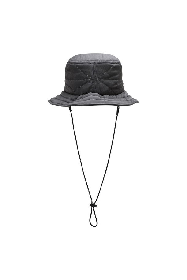 남성 마름모 스티치 패딩 벙거지 L11C4CP613_DG는 겨울철 골프 라운딩을 위한 기능성과 스타일을 모두 갖춘 모자입니다. 다크그레이 컬러의 부드러운 패딩 소재로 제작되어 깊은 깊이와 넓은 챙으로 보온성을 높였습니다. 마름모 스티치 디자인과 스티치 장식이 캐주얼, 클래식, 미니멀 스타일의 골프룩에 세련된 포인트를 더합니다. 두꺼운 두께감으로 추운 날씨에도 따뜻하게 착용할 수 있으며, 패딩 벙거지 디자인으로 편안한 착용감을 제공합니다.
