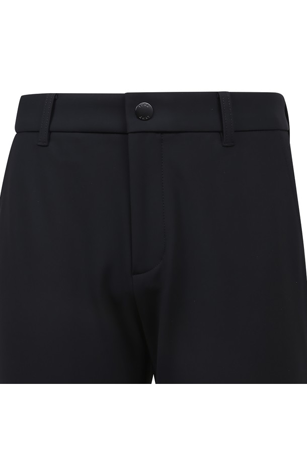 남성용 주머니 뭇가데 배색 포인트 팬츠 L11C3PT302_BK입니다. 스포티한 스타일과 미니멀한 디자인이 돋보이는 골프 팬츠로, 사계절 모두 착용 가능합니다. 블랙 컬러에 레귤러 핏으로 제작되어 편안한 착용감을 제공하며, 긴 기장으로 다리 라인을 깔끔하게 연출합니다. 배색 포인트 디테일이 밋밋함을 덜어주어 세련된 골프룩을 완성합니다. 골프 활동에 적합한 TPO를 고려하여 제작되었습니다.
