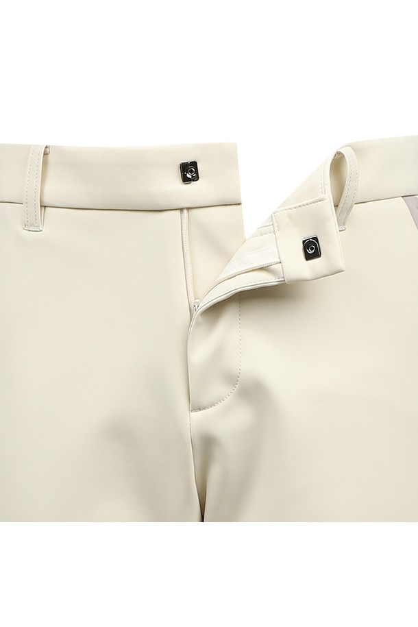 아이보리 컬러의 남성용 뒷밴드 밍크 본딩 팬츠입니다. 가을/겨울 시즌, 클래식 스타일의 골프룩 연출에 적합하며, 레귤러핏 긴바지입니다. 부드러운 밍크 소재에 두꺼운 두께감과 본딩 안감으로 따뜻함을 더했습니다. 무지 디자인으로 미니멀한 스타일을 추구하는 남성 골퍼에게 추천합니다. 뒷밴딩 처리로 편안한 착용감을 제공합니다.
