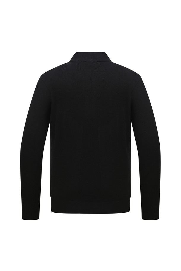 남성용 앞판 우븐 배색 포인트 반집업 스웨터 L11C3SN110_BK입니다. 스포티한 스타일과 미니멀한 디자인을 결합하여 골프룩으로 활용하기 좋습니다. 부드러운 촉감의 레이온과 폴리에스테르 혼방 소재로 제작되었으며, 중간 두께감으로 가을, 겨울 시즌에 착용하기 좋습니다. 앞판 우븐 배색 디테일과 로고 패턴이 특징이며, 신축성이 뛰어나 편안한 착용감을 제공합니다. 레귤러핏 반집업 디자인에 긴소매 기장으로, 다양한 스타일 연출이 가능합니다.
