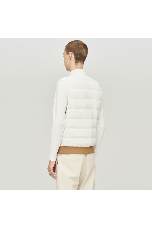 남성 등판 다운 오픈 베스트 L11C4SV114_BG는 미니멀하고 스포티한 스타일의 남성 골프룩 연출에 적합한 제품입니다. 베이지와 화이트 두 가지 색상으로 출시되었으며, 봄, 가을 간절기에 활용하기 좋은 얇은 두께의 폴리에스터 소재로 제작되었습니다. 집업 스타일의 레귤러핏 디자인이며, 등판 오픈 디자인으로 통기성을 높여 활동성을 더했습니다. 민소매 형태의 베스트로, 레귤러 기장으로 제작되어 편안한 착용감을 선사합니다. 무지 패턴으로 어떤 하의와도 쉽게 매치하여 미니멀한 골프룩을 완성할 수 있습니다.
