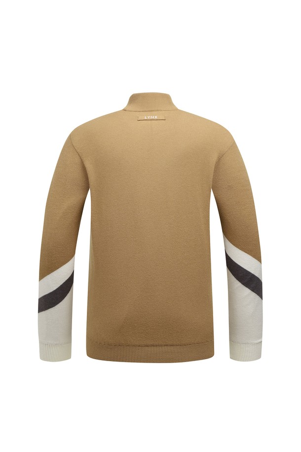 남성 로고 포인트 방풍 스웨터 L11C4SN121_BG는 가을, 겨울 시즌에 골프 및 일상에서 활용하기 좋은 남성용 스웨터입니다. 베이지 컬러의 레귤러핏 하프넥 스타일로, 부드러운 촉감의 폴리에스터 소재로 제작되어 편안한 착용감을 선사합니다. 방풍 기능과 두꺼운 두께로 보온성을 높였으며, 미니멀하고 스포티한 무드를 연출합니다. 전면에 로고 패턴과 컬러블록 디자인이 적용되어 포인트를 더했습니다. 긴소매 기장의 이 스웨터는 골프룩뿐만 아니라 다양한 스타일에도 훌륭하게 매치됩니다.
