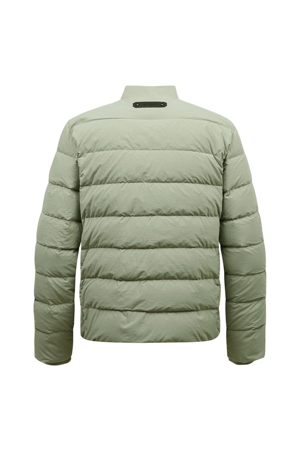 남성 기획 중량 다운점퍼 L11C3JD210_KH는 겨울철 보온성을 책임지는 남성용 다운 점퍼입니다. 카키 색상의 무지 디자인으로 스포티, 캐주얼, 미니멀 스타일을 소화하며, 골프 및 일상생활에서 폭넓게 활용 가능합니다. 레귤러핏에 집업 여밈 방식, 두꺼운 두께감으로 뛰어난 보온성을 제공하며, 부드러운 촉감의 나일론 소재를 사용하여 편안한 착용감을 선사합니다. 경량 설계로 활동성을 높였으며, 긴 소매 기장과 레귤러 기장으로 어떤 체형에도 잘 어울립니다.
