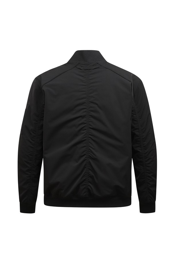 남성용 '안사시' 패딩 봄버 점퍼 L11C3JP208_BK 입니다. 봄 시즌에 적합하며, 골프 및 일상에서 모두 활용 가능합니다. 블랙 색상의 무지 디자인으로, 스포티와 캐주얼 스타일을 동시에 연출할 수 있습니다. 얇은 두께의 나일론 소재를 사용하여 부드러운 촉감을 제공하며, 레귤러핏으로 편안하게 착용 가능합니다. 집업 스타일의 긴 소매 점퍼로, 미니멀한 스타일을 선호하는 남성분들에게 추천합니다.
