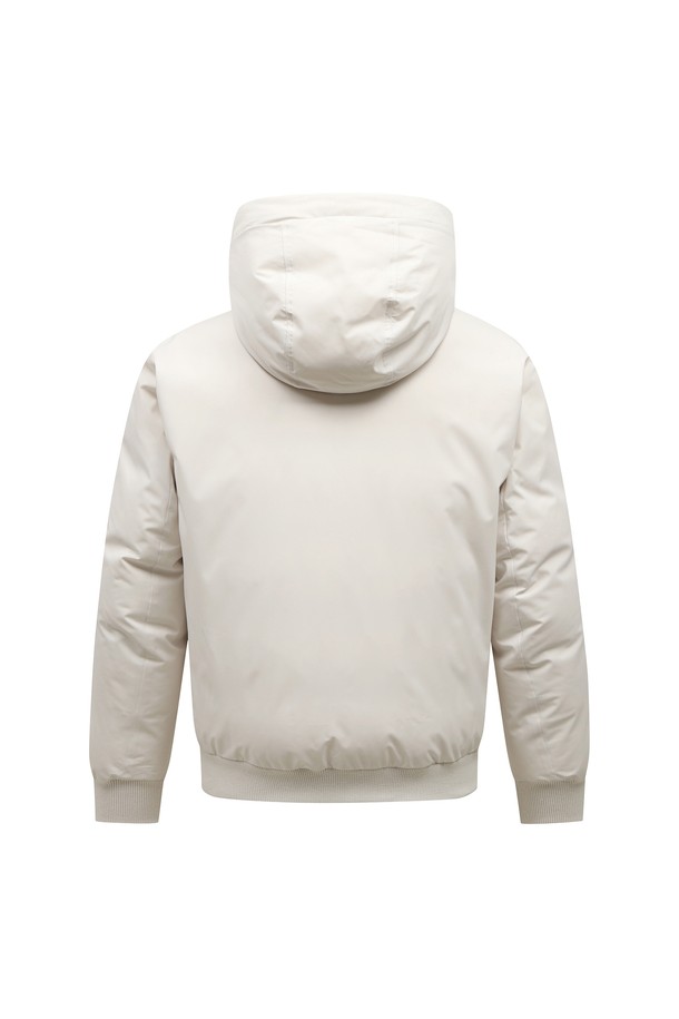 남성 블루종 헤비 덕다운 점퍼 L11C4JD214_IV는 겨울철 라운딩과 일상에서 모두 활용하기 좋은 남성용 아우터입니다. 아이보리/화이트 색상의 무지 디자인으로, 스포티, 캐주얼, 베이직 스타일을 연출할 수 있습니다. 넉넉한 두께감의 헤비 다운 충전재와 부드러운 촉감으로 뛰어난 보온성을 제공합니다. 집업과 스냅 여밈 방식, 레귤러핏, 후드, 시보리(리브) 디테일이 특징이며, 긴소매 기장으로 활동성을 높였습니다. 
