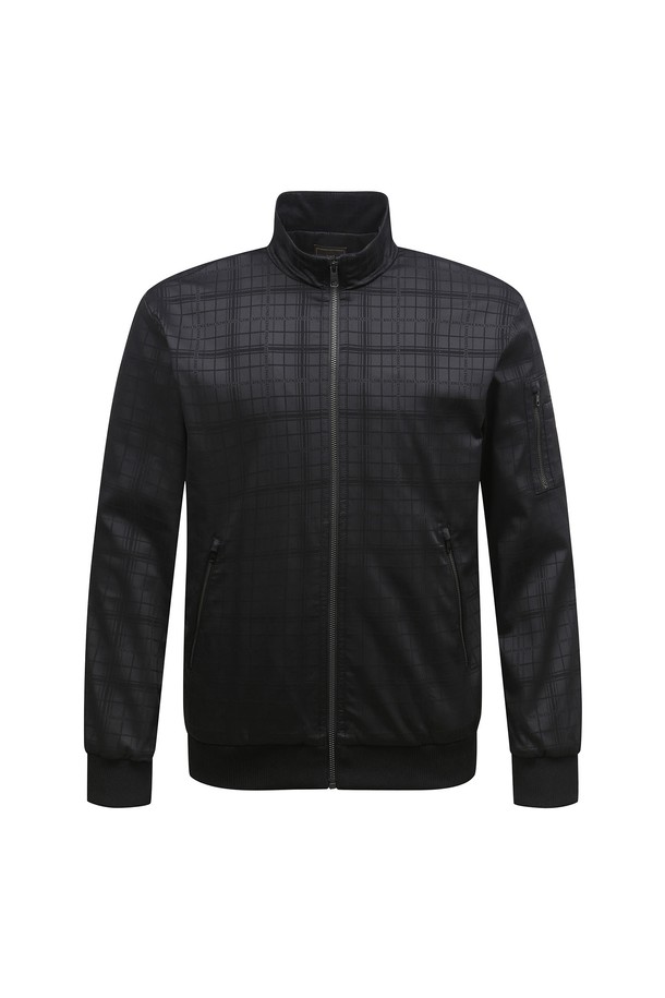 남성 골프 자카드 블루종 점퍼 L11D3JP231_BK는 가을과 겨울철 골프 및 일상생활에서 활용하기 좋은 남성용 블루종 점퍼입니다. 캐주얼, 클래식, 미니멀 스타일을 아우르는 디자인으로, 체크 패턴과 로고 디테일이 돋보입니다. 블랙 컬러의 중간 두께감과 은은한 광택감이 고급스러운 느낌을 주며, 집업 스타일로 편안하게 착용할 수 있습니다. 사이드 포켓, 티꽂이 디테일, 약간의 신축성, 비침 방지, 안감 처리 등의 특징을 갖추고 있습니다. 캐주얼핏의 레귤러 기장으로, 다양한 체형에 잘 어울립니다.
