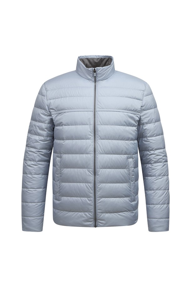 [베이직라인] 남성 타운 경량 다운점퍼 L11D3JP134_BL는 겨울철 남성들을 위한 베이직하고 캐주얼한 스타일의 경량 다운 점퍼입니다. 블랙, 블루 두 가지 색상으로 출시되었으며, 일상과 골프룩 모두에 활용 가능합니다. 가볍고 부드러운 폴리에스터 소재에 구스다운(90:10) 충전재를 사용하여 뛰어난 보온성을 제공합니다. 레귤러 핏에 집업 스타일이며, 가슴 부분 파이핑 디테일과 신축성 있는 소재로 활동성을 높였습니다. 안감이 포함되어 있으며, 긴 소매 기장이 특징입니다.
