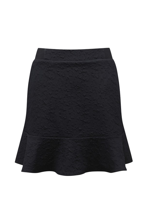 여성 꽃 자카드 스커트 L21D3PC288_BK는 스포티한 스타일의 골프룩 연출에 적합한 스커트입니다. 플라워 자카드 패턴과 플레어 치마핏, 플라운스 치마타입으로 여성스러운 실루엣을 강조합니다. 블랙과 그린 두 가지 색상으로 출시되었으며, 신축성이 좋은 폴리에스테르와 폴리우레탄 혼방 소재로 제작되어 편안한 착용감을 제공합니다. 이너팬츠가 내장되어 활동성을 높였으며, 비침 걱정 없이 안심하고 입을 수 있습니다. 허리밴딩 디자인으로 편안함까지 더했습니다.
