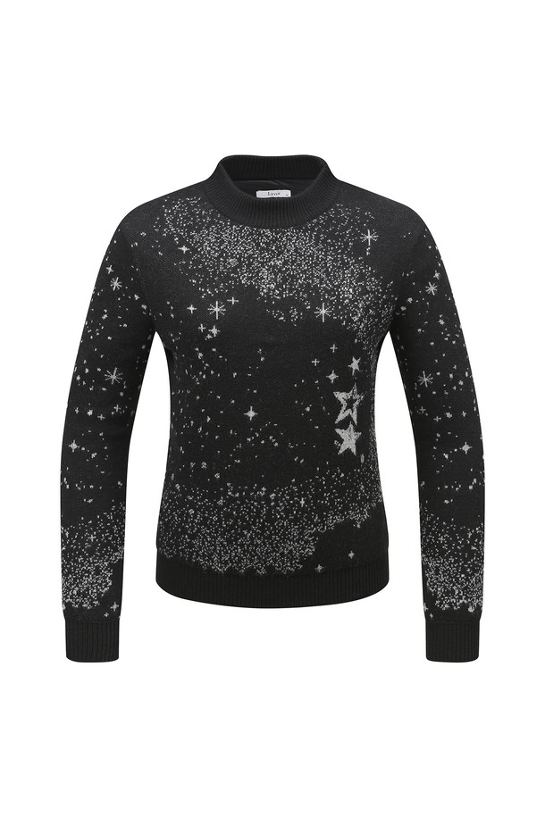 여성 은하수자카드 방풍 후드 스웨터 L21D4SR258_BK는 가을, 겨울 시즌에 골프 및 일상룩에 모두 활용 가능한 스포티 스타일의 스웨터입니다. 블랙 컬러에 은은한 은하수 자카드 패턴이 돋보이며, 모크넥 디자인과 레귤러핏으로 편안한 착용감을 선사합니다. 나일론, 레이온, 울 혼방 소재로 제작되어 부드러운 촉감과 뛰어난 보온성을 자랑하며, 방풍 기능으로 추운 날씨에도 따뜻하게 활동할 수 있습니다. 긴 소매와 두꺼운 두께감, 신축성 좋은 소재로 활동성을 높였으며, 비침 걱정 없이 착용 가능합니다.
