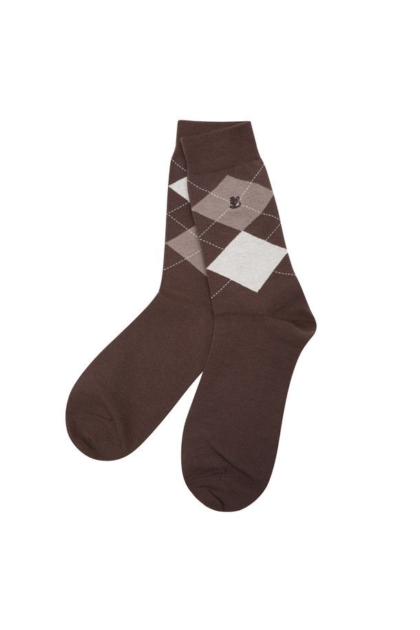 남성 아가일 패턴 중목 양말 L11D3SC101_BR은 브라운 컬러의 남성 양말입니다. 면, 폴리에스터, 나일론, 폴리우레탄, 고무 등 다양한 소재를 사용하여 제작되었으며, 사계절 내내 착용하기 좋습니다. 아가일 패턴과 중목 길이의 클래식한 디자인으로, 일상 및 타운캐주얼 스타일 모두에 잘 어울립니다. 신축성이 있어 편안한 착용감을 제공하며 미니멀하고 캐주얼한 스타일을 연출하기에 좋습니다.
