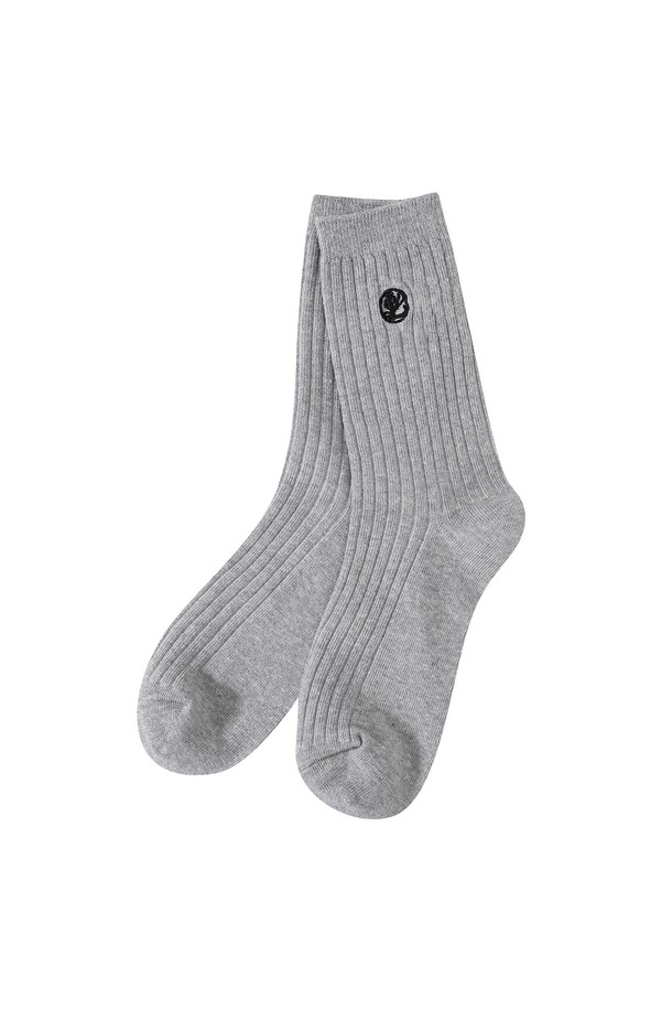 여성 타운 골지 중목 양말 L21D3SC153_GY는 캐주얼, 미니멀, 클래식 스타일을 선호하는 여성을 위한 일상용 양말입니다. 사계절 모두 착용 가능하며, 집콕룩이나 산책룩에 적합한 아이템입니다. 중간 두께의 그레이 컬러 골지 디자인으로, 면, 폴리에스터, 폴리우레탄, 나일론, 고무 등의 혼방 소재를 사용하여 신축성을 높였습니다. 레귤러 핏의 중목 길이로 편안하게 착용할 수 있으며, 단품으로 판매됩니다.
