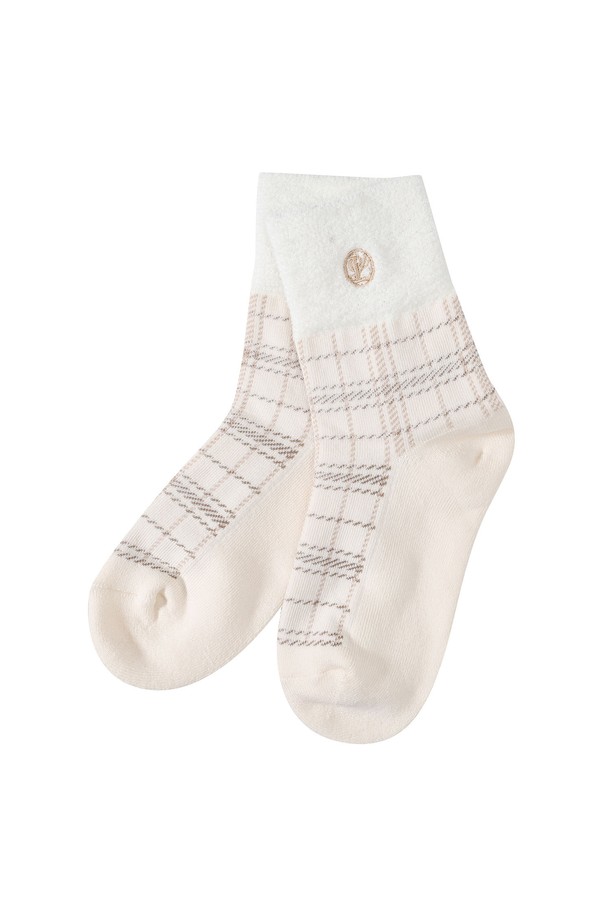 여성 타운 패턴 중목 양말 L21D3SC152_IV (아이보리)입니다. 면, 폴리에스테르, 나일론, 폴리우레탄, 고무 혼방 소재로 제작되었으며, 사계절 내내 착용하기 좋습니다. 체크 패턴에 아이보리 컬러로 캐주얼, 미니멀, 클래식 스타일을 연출하기 좋습니다. 중목 길이로 발길이는 18cm이며, 신축성이 있어 편안하게 착용 가능합니다. 동네 마실룩, 산책룩, 집콕룩에 활용해보세요.
