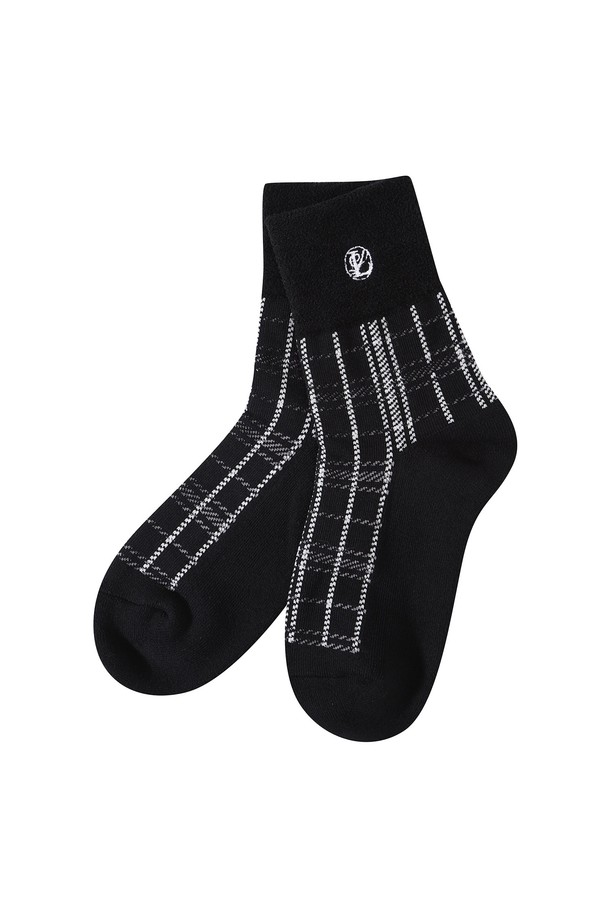 여성 타운 패턴 중목 양말 L21D3SC152_BK는 블랙(Black)과 아이보리 컬러의 체크 패턴 양말입니다. 면, 폴리에스테르, 나일론, 폴리우레탄, 고무 혼방 소재로 제작되어 신축성 있는 착용감을 제공합니다. 중간 두께감의 중목 기장으로, 캐주얼, 미니멀, 클래식 스타일의 옷차림에 두루 잘 어울립니다. 편안한 동네 마실룩, 카페룩, 산책룩에 포인트를 더할 수 있으며, FREE 사이즈로 제작되었습니다.
