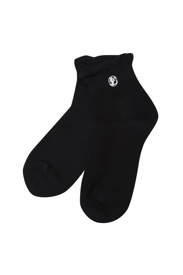 여성 타운 베이직 러플 단목 양말 L21D3SC151_BK는 라운딩된 러플 디자인이 돋보이는 여성 양말입니다. 블랙 색상으로 캐주얼 및 걸리시 스타일을 연출하기 좋으며, 사계절 내내 골프룩에 매치하기 좋습니다. 면 소재로 제작되어 편안한 착용감을 선사하며, 단품으로 구성되어 있습니다. 톡톡 튀는 러플 디테일이 발랄한 포인트를 더해줍니다.
