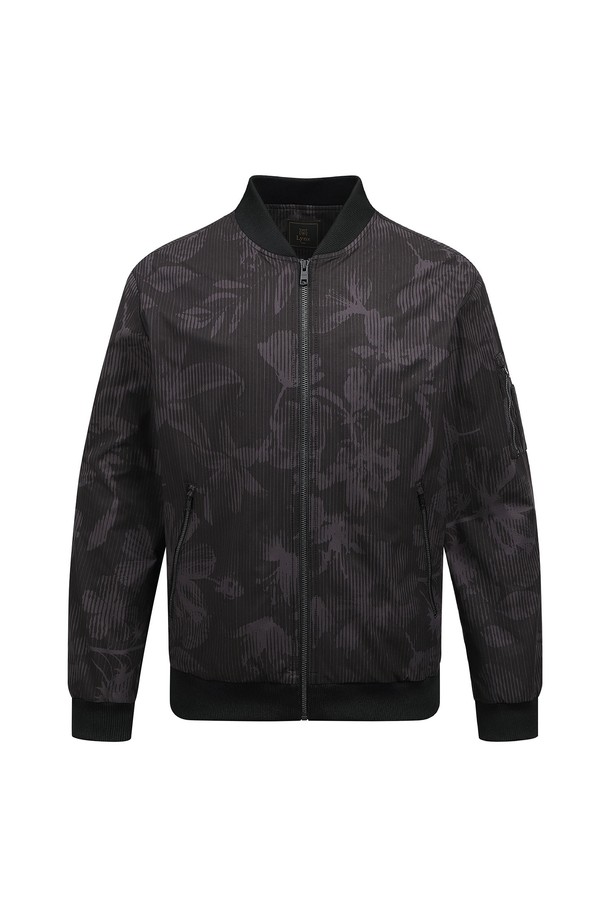 남성 골프 플라워 블루종 점퍼 L11D3JP232_BK는 골프 및 일상에서 활용 가능한 남성용 아우터입니다. 블랙 컬러의 이 블루종은 봄, 가을 계절에 적합하며, 스포티와 캐주얼 스타일을 모두 연출할 수 있습니다. 플라워와 기하학 패턴의 조화가 돋보이며, 레귤러 핏에 중간 두께감으로 편안한 착용감을 제공합니다. 집업 스타일로 간편하게 착용 가능하며, 사이드 포켓과 티홀더 디테일, 신축성 있는 폴리에스테르 소재, 안감 처리가 더해져 기능성을 높였습니다.
