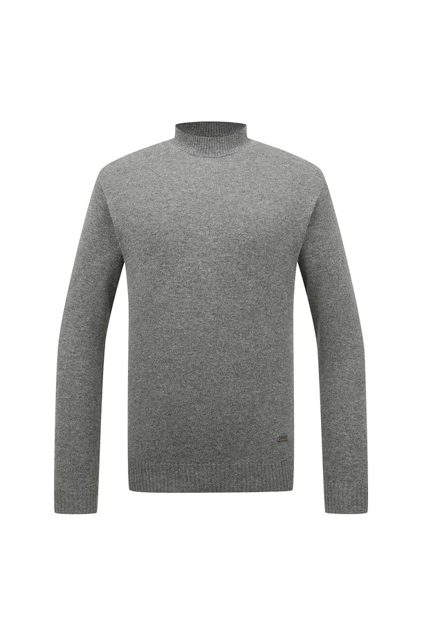 남성 홀가먼트 캐시미어 반목넥 L11D3SR123_MG는 가을, 겨울 시즌에 착용하기 좋은 남성용 니트/스웨터입니다. 멜란지 그레이와 카키 두 가지 색상으로 출시되었으며, 울과 캐시미어 혼방 소재로 제작되어 부드러운 촉감과 뛰어난 보온성을 자랑합니다. 홀가먼트 니팅 공법으로 제작되어 봉제선이 없는 깔끔한 디자인과 레귤러 핏을 제공하며, 반목 디자인으로 세련된 스타일을 연출합니다. 타운캐주얼, 골프룩, 가을 나들이룩, 겨울 데일리룩 등 다양한 TPO에 맞춰 캐주얼, 클래식, 미니멀 스타일을 완성할 수 있습니다.
