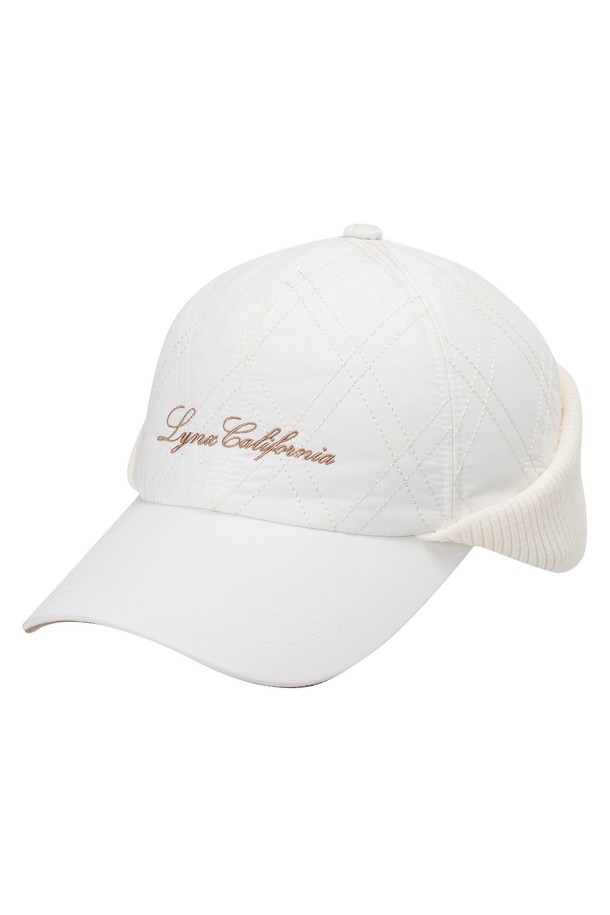 남성 퀄티드 패딩 육쪽캡 L11D4CP104_IV는 보온성을 강조한 겨울용 캡모자입니다. 아이보리 컬러의 폴리에스테르, 나일론, 아크릴 혼방 소재로 제작되었으며, 퀄팅 처리된 패턴이 특징입니다. 6패널 구조로 제작되었으며, 추운 날씨에도 따뜻하게 착용할 수 있도록 니트 이어커버가 부착되어 있습니다. 골프룩이나 겨울 데일리룩과 함께 캐주얼, 클래식, 미니멀 스타일을 연출하기 좋습니다.
