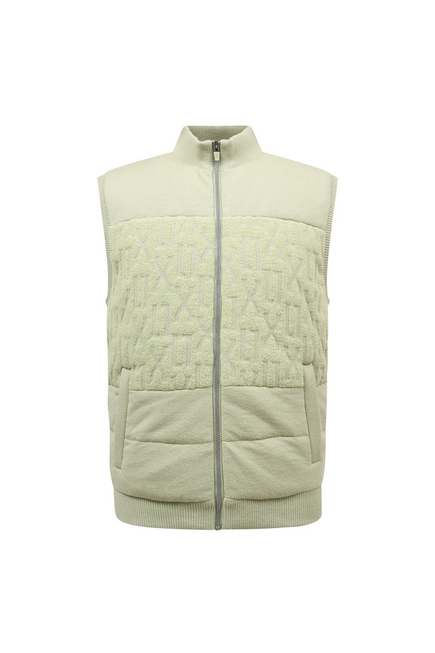 남성 골프웨어 LX엠보 조직 니트 베스트 L11D4SV323_KH입니다. 봄, 가을 시즌에 착용하기 좋은 레귤러핏의 하이넥 민소매 니트 베스트로, 부드러운 촉감의 니트 소재로 제작되었습니다. 엠보 조직의 베이직한 디자인과 카키 색상으로 클래식하고 미니멀한 골프룩을 연출할 수 있습니다. 골프 활동에 적합하도록 디자인된 제품으로, 활동성을 높여줍니다. 편안함과 스타일을 모두 갖춘 니트 베스트입니다.
