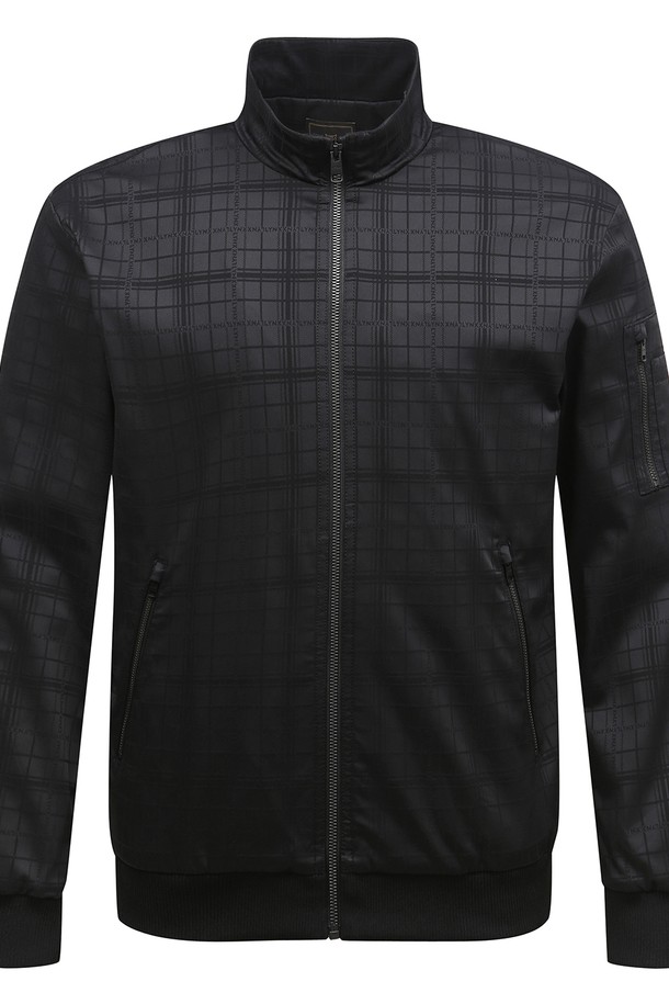 남성 골프 자카드 블루종 점퍼 L11D3JP231_BK는 가을과 겨울철 골프 및 일상생활에서 활용하기 좋은 남성용 블루종 점퍼입니다. 캐주얼, 클래식, 미니멀 스타일을 아우르는 디자인으로, 체크 패턴과 로고 디테일이 돋보입니다. 블랙 컬러의 중간 두께감과 은은한 광택감이 고급스러운 느낌을 주며, 집업 스타일로 편안하게 착용할 수 있습니다. 사이드 포켓, 티꽂이 디테일, 약간의 신축성, 비침 방지, 안감 처리 등의 특징을 갖추고 있습니다. 캐주얼핏의 레귤러 기장으로, 다양한 체형에 잘 어울립니다.
