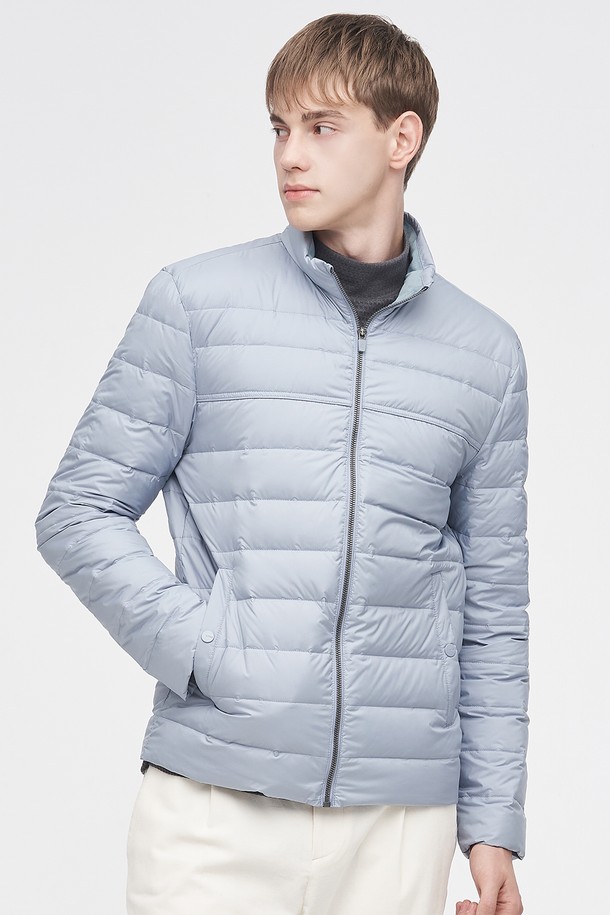 [베이직라인] 남성 타운 경량 다운점퍼 L11D3JP134_BL는 겨울철 남성들을 위한 베이직하고 캐주얼한 스타일의 경량 다운 점퍼입니다. 블랙, 블루 두 가지 색상으로 출시되었으며, 일상과 골프룩 모두에 활용 가능합니다. 가볍고 부드러운 폴리에스터 소재에 구스다운(90:10) 충전재를 사용하여 뛰어난 보온성을 제공합니다. 레귤러 핏에 집업 스타일이며, 가슴 부분 파이핑 디테일과 신축성 있는 소재로 활동성을 높였습니다. 안감이 포함되어 있으며, 긴 소매 기장이 특징입니다.
