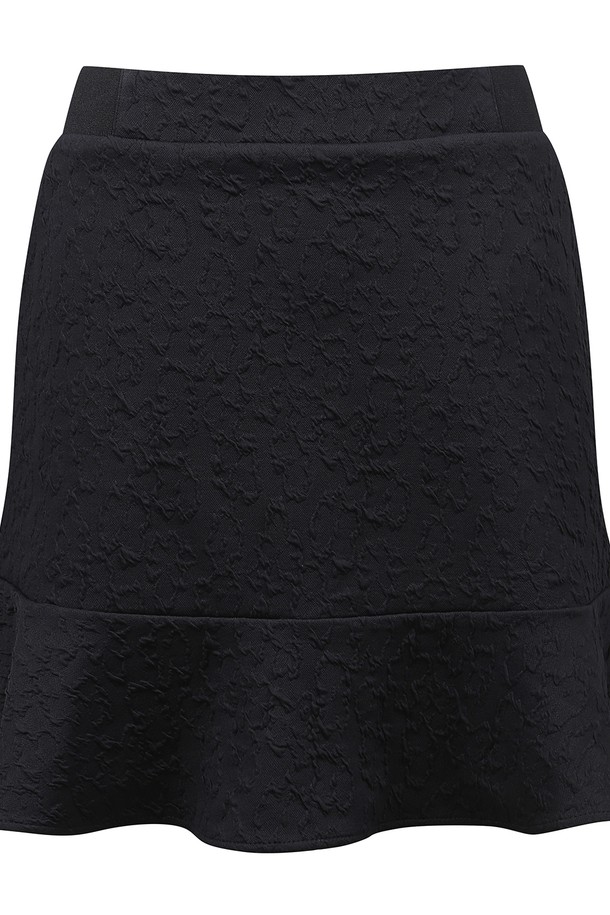 여성 꽃 자카드 스커트 L21D3PC288_BK는 스포티한 스타일의 골프룩 연출에 적합한 스커트입니다. 플라워 자카드 패턴과 플레어 치마핏, 플라운스 치마타입으로 여성스러운 실루엣을 강조합니다. 블랙과 그린 두 가지 색상으로 출시되었으며, 신축성이 좋은 폴리에스테르와 폴리우레탄 혼방 소재로 제작되어 편안한 착용감을 제공합니다. 이너팬츠가 내장되어 활동성을 높였으며, 비침 걱정 없이 안심하고 입을 수 있습니다. 허리밴딩 디자인으로 편안함까지 더했습니다.
