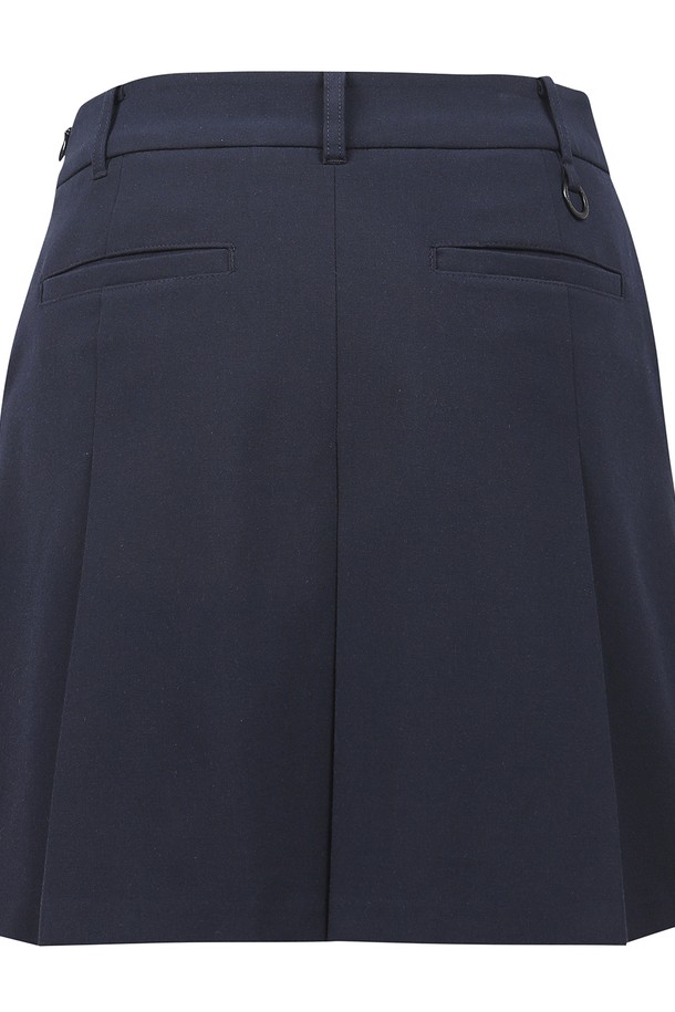 네이비 컬러의 여성 플리츠 스커트입니다. 골프룩 스타일을 위한 클래식하고 미니멀한 디자인으로, 사계절 착용 가능합니다. 폴리에스테르, 레이온, 폴리우레탄 혼방 소재로 제작되었으며, 중간 두께감의 전체 플리츠 구조와 체크 패턴이 특징입니다. 앞면 다트 디테일과 신축성 있는 소재로 편안한 착용감을 선사하며, 비침 방지를 위한 안감이 있습니다.
