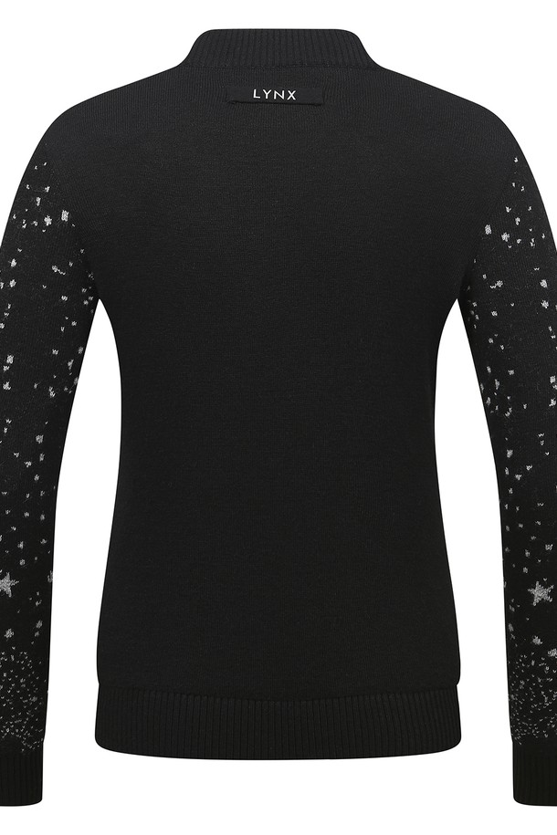 여성 은하수자카드 방풍 후드 스웨터 L21D4SR258_BK는 가을, 겨울 시즌에 골프 및 일상룩에 모두 활용 가능한 스포티 스타일의 스웨터입니다. 블랙 컬러에 은은한 은하수 자카드 패턴이 돋보이며, 모크넥 디자인과 레귤러핏으로 편안한 착용감을 선사합니다. 나일론, 레이온, 울 혼방 소재로 제작되어 부드러운 촉감과 뛰어난 보온성을 자랑하며, 방풍 기능으로 추운 날씨에도 따뜻하게 활동할 수 있습니다. 긴 소매와 두꺼운 두께감, 신축성 좋은 소재로 활동성을 높였으며, 비침 걱정 없이 착용 가능합니다.
