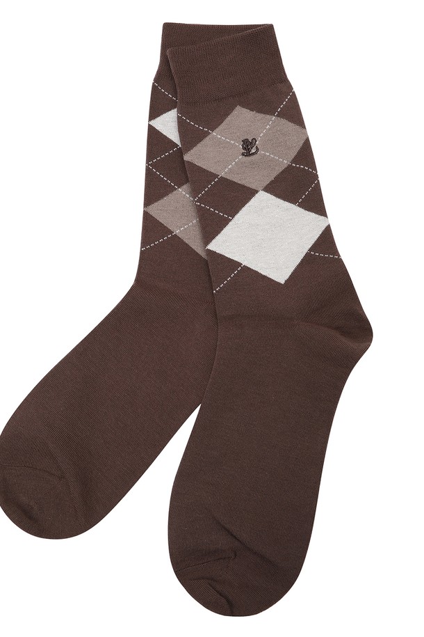 남성 아가일 패턴 중목 양말 L11D3SC101_BR은 브라운 컬러의 남성 양말입니다. 면, 폴리에스터, 나일론, 폴리우레탄, 고무 등 다양한 소재를 사용하여 제작되었으며, 사계절 내내 착용하기 좋습니다. 아가일 패턴과 중목 길이의 클래식한 디자인으로, 일상 및 타운캐주얼 스타일 모두에 잘 어울립니다. 신축성이 있어 편안한 착용감을 제공하며 미니멀하고 캐주얼한 스타일을 연출하기에 좋습니다.
