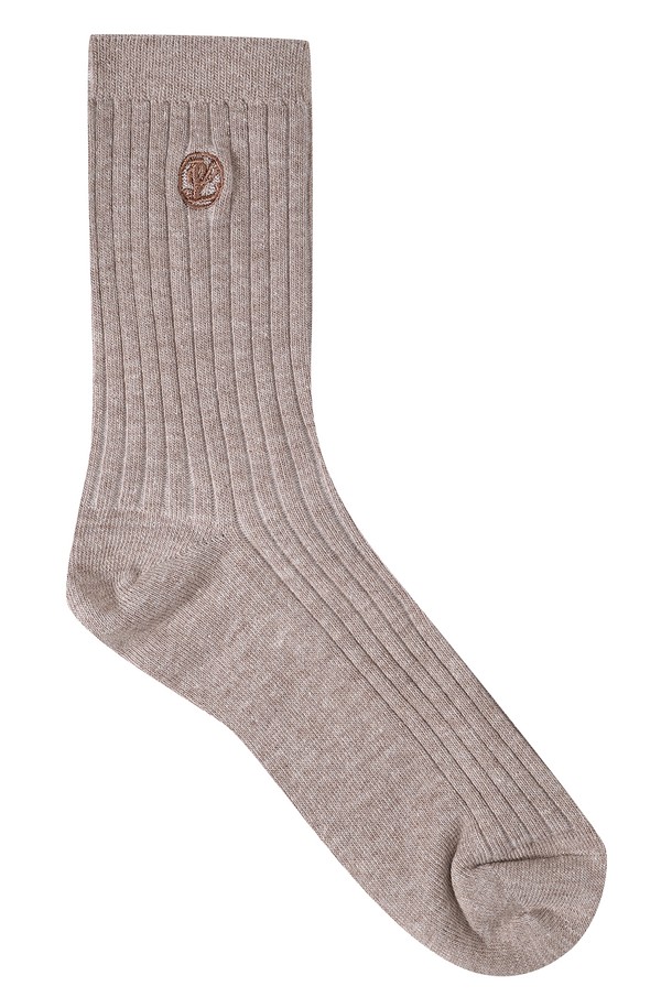 베이지와 그레이 컬러의 여성 타운 골지 중목 양말입니다. 면, 폴리에스테르, 폴리우레탄, 나일론, 고무 등의 혼용 소재로 제작되어 신축성 있는 착용감을 선사합니다. 사계절 내내 편안하게 착용할 수 있으며, 일상복과 함께 집콕룩, 산책룩 등 다양한 TPO에 잘 어울립니다. 캐주얼, 미니멀, 클래식 스타일을 즐겨 입는 여성분들께 추천합니다. 골지 패턴으로 디자인되어 발목을 더욱 돋보이게 합니다.
