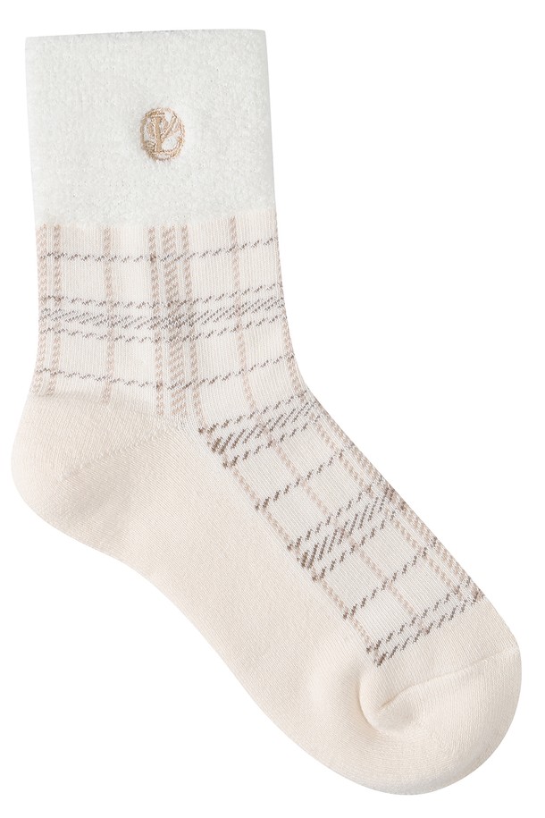 여성 타운 패턴 중목 양말 L21D3SC152_IV (아이보리)입니다. 면, 폴리에스테르, 나일론, 폴리우레탄, 고무 혼방 소재로 제작되었으며, 사계절 내내 착용하기 좋습니다. 체크 패턴에 아이보리 컬러로 캐주얼, 미니멀, 클래식 스타일을 연출하기 좋습니다. 중목 길이로 발길이는 18cm이며, 신축성이 있어 편안하게 착용 가능합니다. 동네 마실룩, 산책룩, 집콕룩에 활용해보세요.
