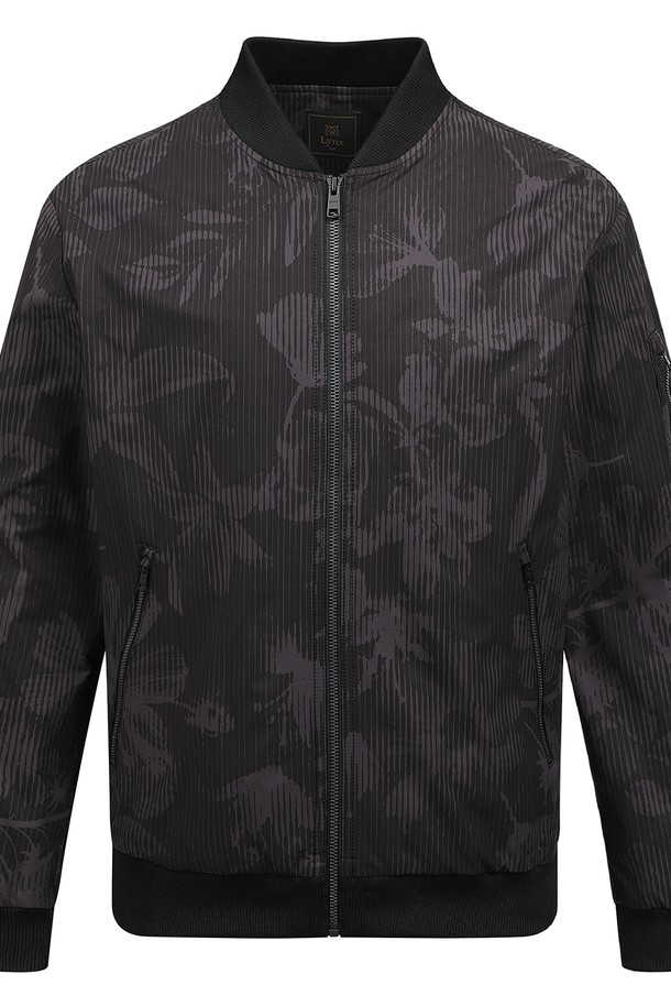 남성 골프 플라워 블루종 점퍼 L11D3JP232_BK는 골프 및 일상에서 활용 가능한 남성용 아우터입니다. 블랙 컬러의 이 블루종은 봄, 가을 계절에 적합하며, 스포티와 캐주얼 스타일을 모두 연출할 수 있습니다. 플라워와 기하학 패턴의 조화가 돋보이며, 레귤러 핏에 중간 두께감으로 편안한 착용감을 제공합니다. 집업 스타일로 간편하게 착용 가능하며, 사이드 포켓과 티홀더 디테일, 신축성 있는 폴리에스테르 소재, 안감 처리가 더해져 기능성을 높였습니다.
