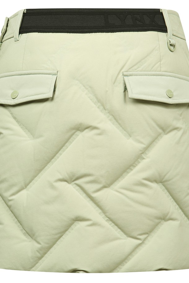 [24FW] 여성 뒷밴딩 튜브다운 스커트 L21D4PC371_KH는 겨울철 골프룩 또는 데일리룩에 적합한 여성용 튜브다운 스커트입니다. 스포티하고 캐주얼한 스타일로, 카키 색상이며, 핏은 레귤러핏입니다. 튜브다운 패턴에 두꺼운 두께감으로 보온성을 높였으며, 부드러운 촉감의 폴리에스터, 폴리우레탄, 울, 아크릴 혼방 소재를 사용했습니다. 안감은 패딩이며, 뒷밴딩 디자인으로 편안함을 더했습니다. 덕다운 80%, 덕페더 20% 충전재를 사용하여 방풍, 발수, 신축성 기능을 갖춘 실용적인 제품입니다.
