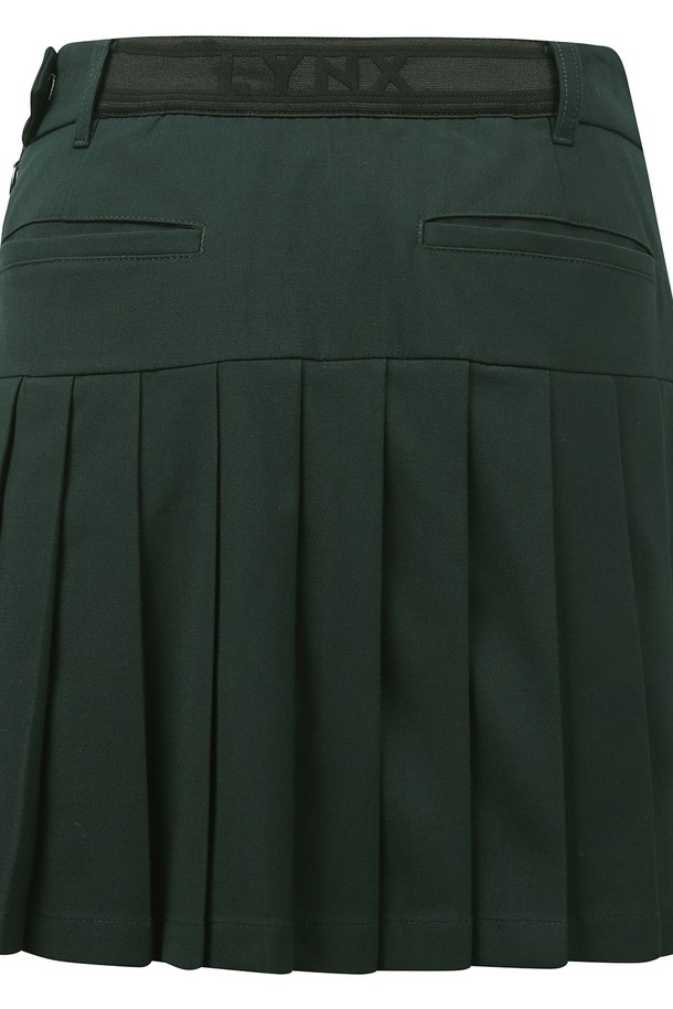 여성 골프 플리츠 스커트 L21D3PC271_GN입니다. 스포티한 스타일의 사계절용 미니스커트로, 골프 활동에 적합합니다. 블랙과 그린 두 가지 색상으로 제공되며, 신축성이 있어 편안한 착용감을 선사합니다. 앞면 플리츠 디테일과 사이드라인 장식, 뒷면 로고 밴드로 포인트를 더했습니다. 폴리에스터, 레이온, 폴리우레탄, 나일론 혼방 소재로 제작되었으며 안감이 있어 활동성을 높였습니다.
